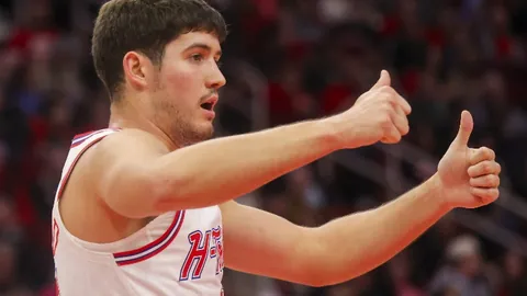 B席成英超出场最多葡萄牙球员，超越博阿-莫特297场纪录